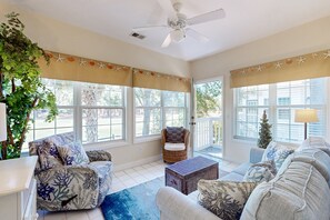 Fernseher, Kamin, DVD-Player, Musikbibliothek