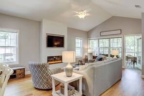 TV, fireplace - Spacious & Cozy Condo w/Central AC, Shared Pool, Private Washer/Dryer, Free WiFi (Hilton Head)