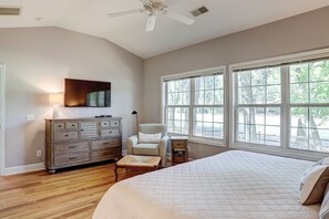 3 bedrooms, iron/ironing board, free Internet, bed sheets