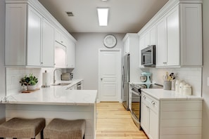 Fridge, microwave, oven, stovetop - Spacious & Cozy Condo w/Central AC, Shared Pool, Private Washer/Dryer, Free WiFi (Hilton Head)