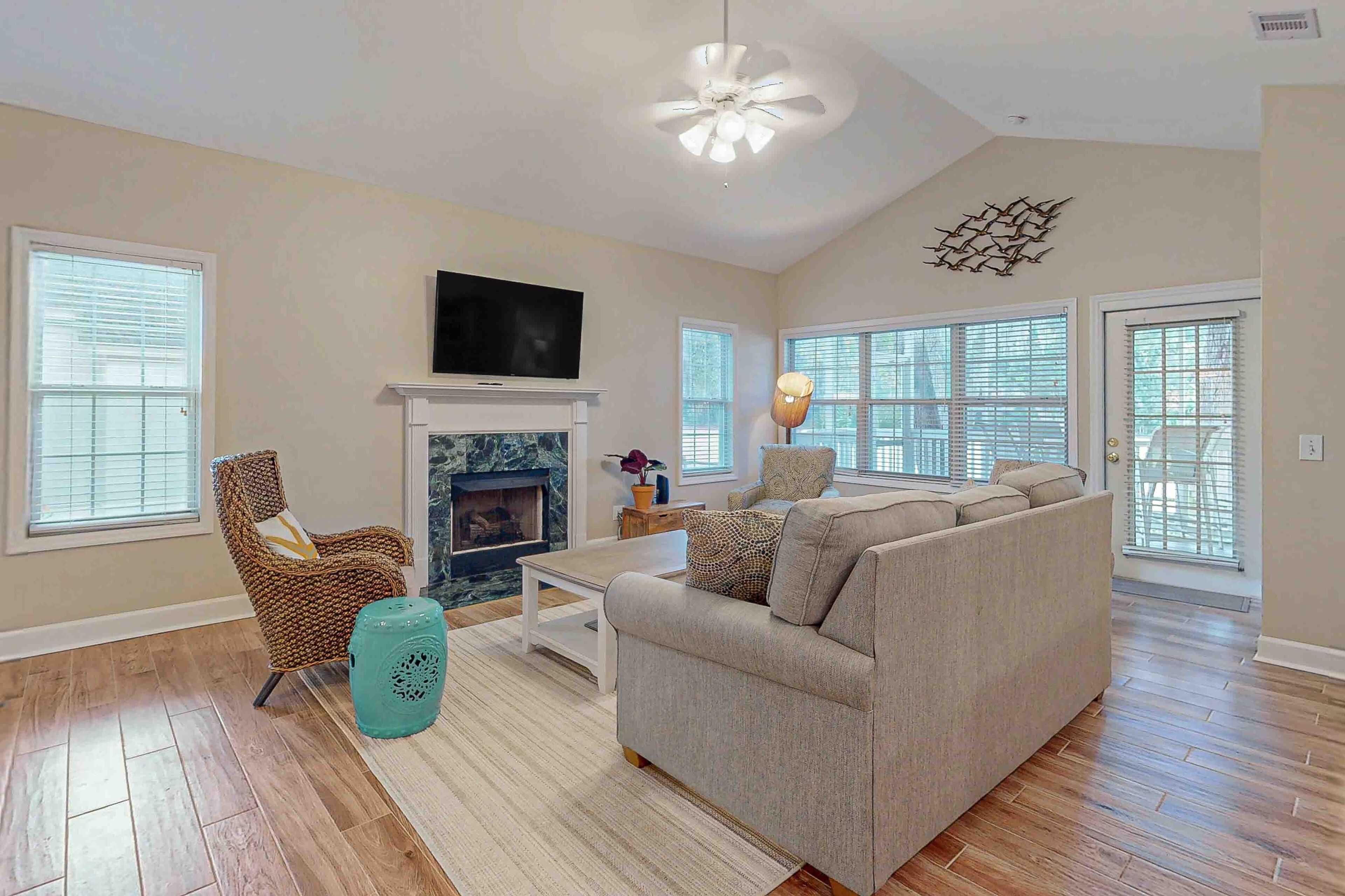 Tv, eldstad och dvd-spelare