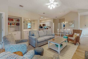 TV, fireplace, DVD player - Bright, comfortable villa near beach with pool access - 7-night summer stays (Hilton Head)