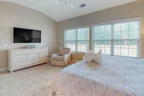 3 bedrooms, iron/ironing board, free Internet, bed sheets - Bright, comfortable villa near beach with pool access - 7-night summer stays (Hilton Head)