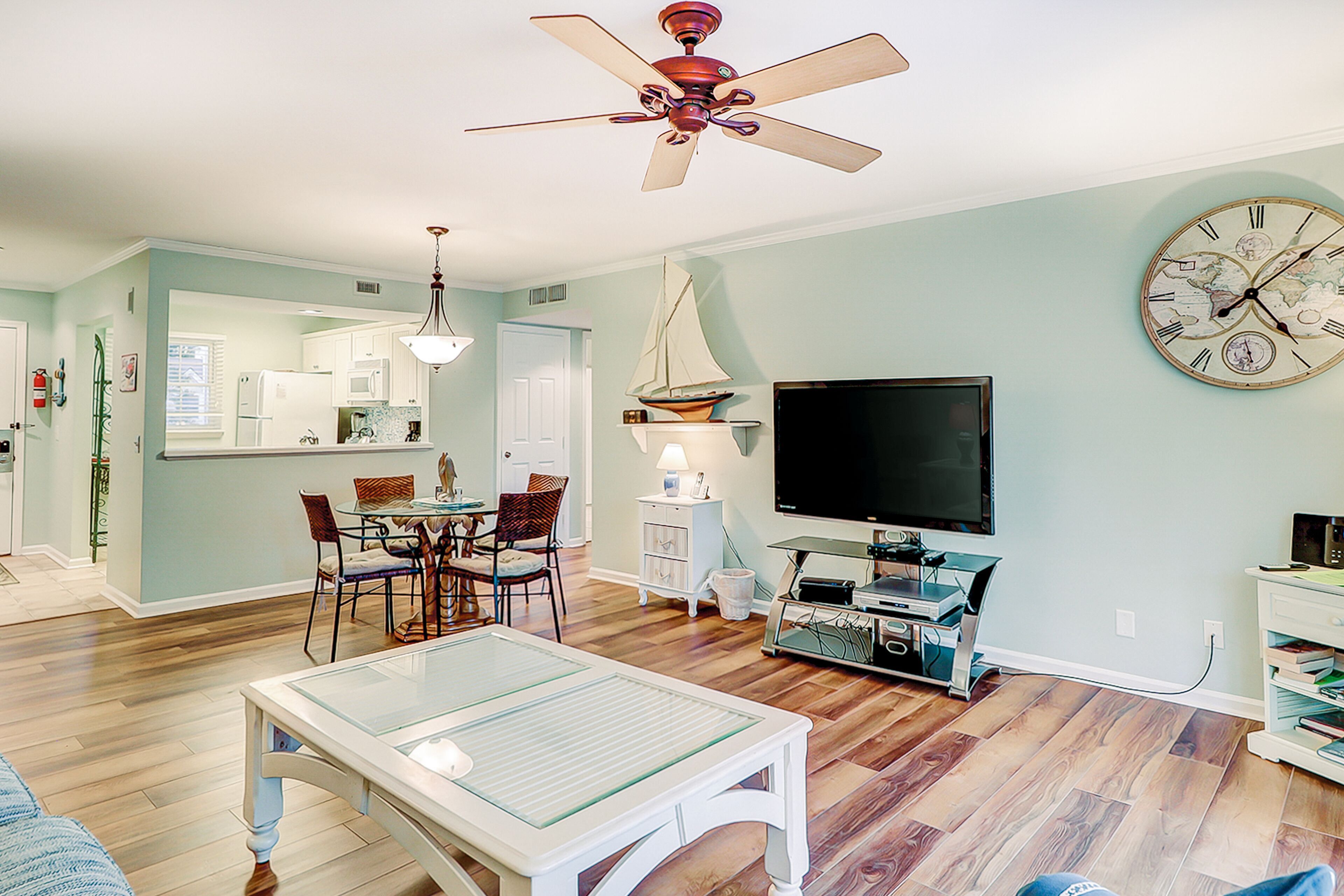 Fantastic Vacation Condo Close to Beach w/Free WiFi, AC, W/D, Shared Pool/Tennis