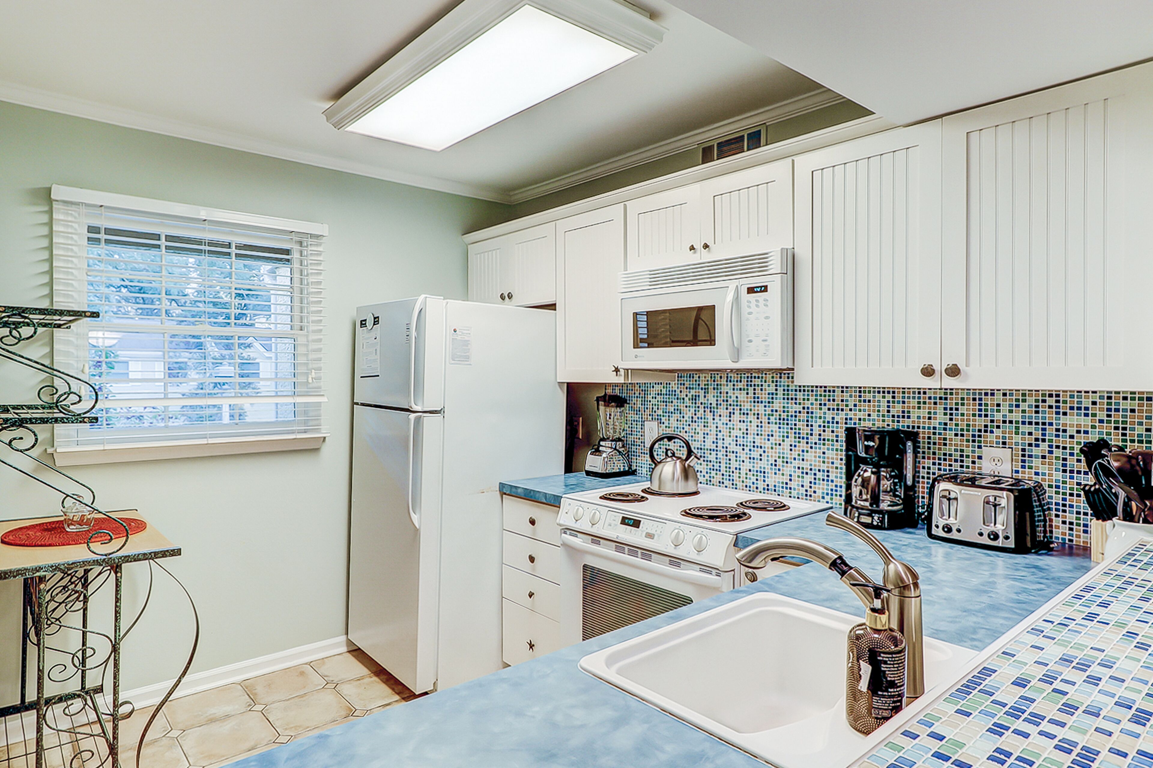 Fantastic Vacation Condo Close to Beach w/Free WiFi, AC, W/D, Shared Pool/Tennis