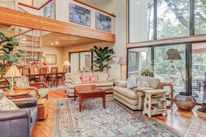 Televisio, DVD-soitin, pöytäjalkapallopöytä, stereot