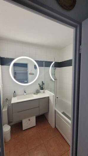 Bathtub, hair dryer - Superbe Appartement EN REZ DE Jardin DE 35 m² Avec Terrasse Arboree (Roquebrune-sur-Argens)