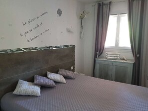 2 slaapkamers, een strijkplank/strijkijzer, reisbedje, wifi