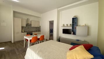 1 habitación, tabla de planchar con plancha y cuna de viaje