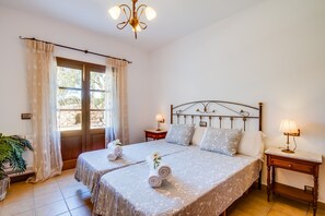 4 室のベッドルーム、アイロン / アイロン台、WiFi (無料)、ベッドシーツ