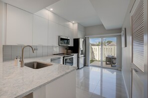 Réfrigérateur, four à micro-ondes, un four, surface de cuisson