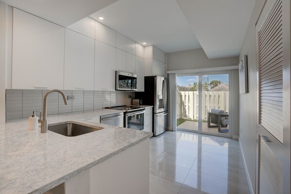 Réfrigérateur, micro-ondes, four, plaque de cuisson