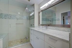 Shower, hair dryer, towels, soap - Updated modern 1st floor condo on Carlin Park and close walk to the ocean (Jupiter)