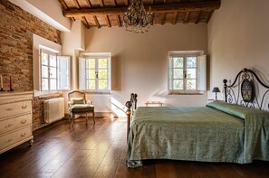 10 habitaciones, escritorio, wifi y ropa de cama 