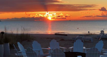 Skytop Cottage Steps Away From Sandy Beach (Full Private Beach Access), NEW