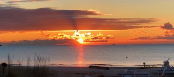 Skytop Cottage Steps Away From Sandy Beach (Full Private Beach Access), NEW