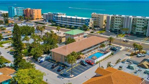 Ein Hotel mit Schwimmbad, Parkplatz und Meerblick.