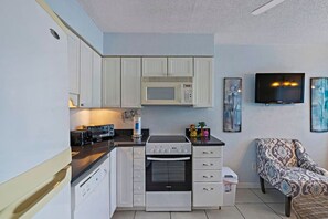 Een koelkast, een microgolfoven, een kookplaat, een vaatwasser