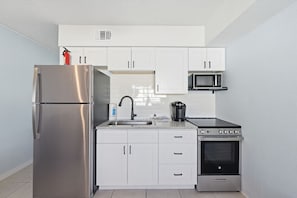 Refrigerador, microondas, parrilla de estufa y cafetera y tetera 
