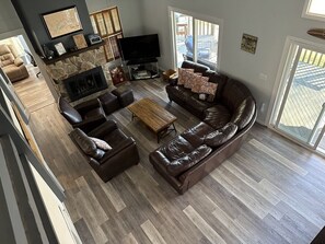 Smart TV, DVD player, video library - Terrace Cove: 4BR/2B Lakefront house with private dock and covered slip! (Jacksboro)