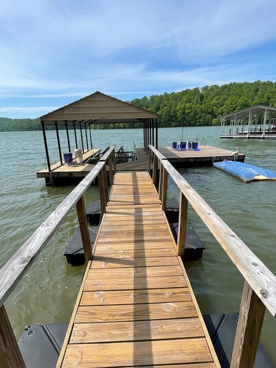 Terrace Cove: 4BR/2B Lakefront house with private dock and covered slip!