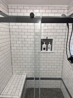Ensemble douche/baignoire, sèche-cheveux, serviettes fournies, savon