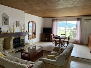 TV, fireplace, DVD player