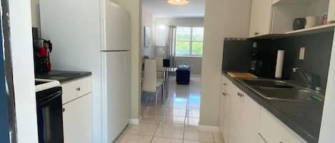 Réfrigérateur, micro-ondes, four, plaque de cuisson