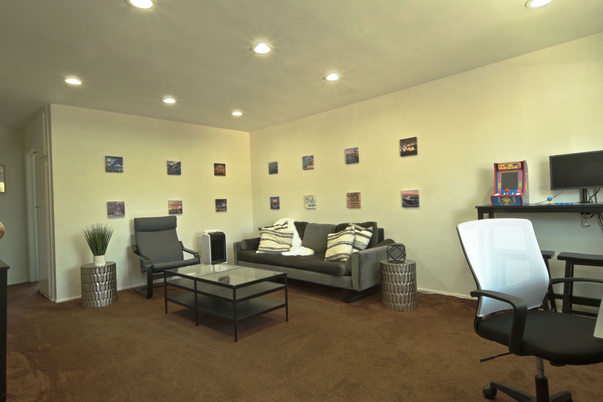 2 Bedroom Near Shopping, Nightlife, Walk to the Ocean, Sightsee or Relax