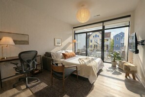 1 habitación, escritorio y espacio para trabajar con laptop 