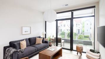 Smart-TV, bøker og stereoanlegg