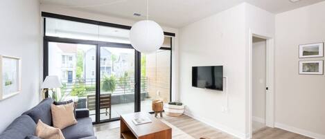 TV connectée, livres, chaîne hi-fi