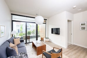 TV connectée, livres, chaîne hi-fi