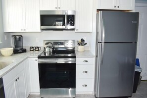 Micro-ondas, fogão, lava-louças