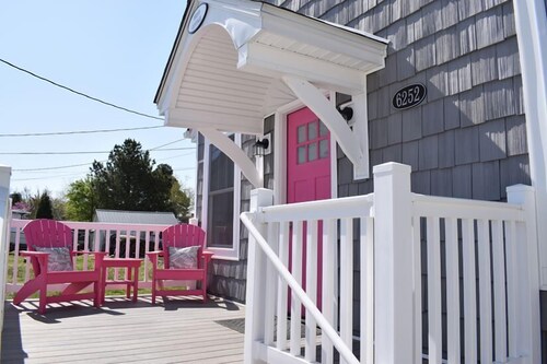 Fern's Cottage- Renovated In-Town Cottage