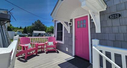 Fern's Cottage- Renovated In-Town Cottage