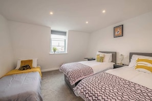 3 Schlafzimmer, Schreibtisch, Bügeleisen/Bügelbrett, Reisekinderbett
