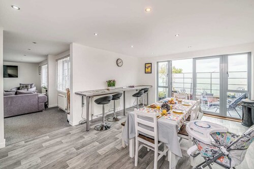 Geräumige Dreizimmerwohnung im obersten Stockwerk mit atemberaubendem Ausblick