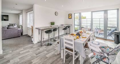 Spacious three bedroom top floor flat with amazing views