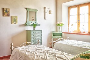 2 bedrooms, travel cot, free WiFi, bed sheets