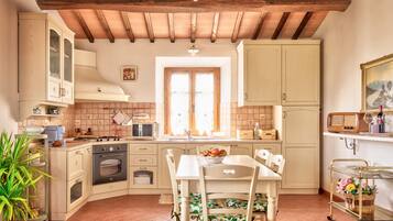 Réfrigérateur, four, plaque de cuisson, cafetiÚre/bouilloire