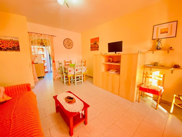 Appartement, 2 chambres | Aire de séjour | Téléviseur à écran plat de 22 po avec télévision par câble, téléviseur