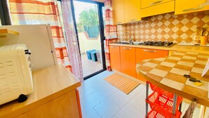 Căn hộ, 2 phòng ngủ | Bếp riêng | Tủ lạnh, bếp nấu, dụng cụ nấu nướng/bát dĩa/dao nĩa, bàn ăn 