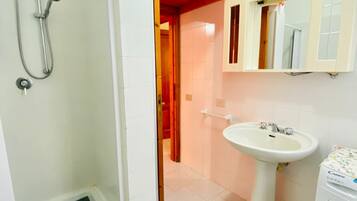 Apartment, 2 Schlafzimmer | Badezimmer | Dusche, Haartrockner, Bidet