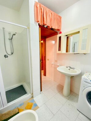 Apartment, 2 Schlafzimmer | Badezimmer | Dusche, Haartrockner, Bidet