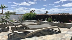 A rooftop terrace with two beige lounge chairs and a small statue. - Welooveyou Lyra starlight B24 (Costa Calma (incl. Urbanización Cañada del Río))