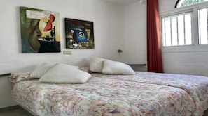 1 chambre, fer et planche à repasser, Internet gratuit, draps fournis