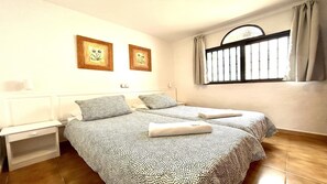 1 chambre, fer et planche à repasser, accès Internet, draps fournis