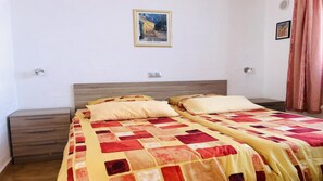 1 chambre, fer et planche à repasser, Internet gratuit, draps fournis