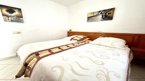 1 chambre, fer et planche à repasser, accès à Internet, literie fournie